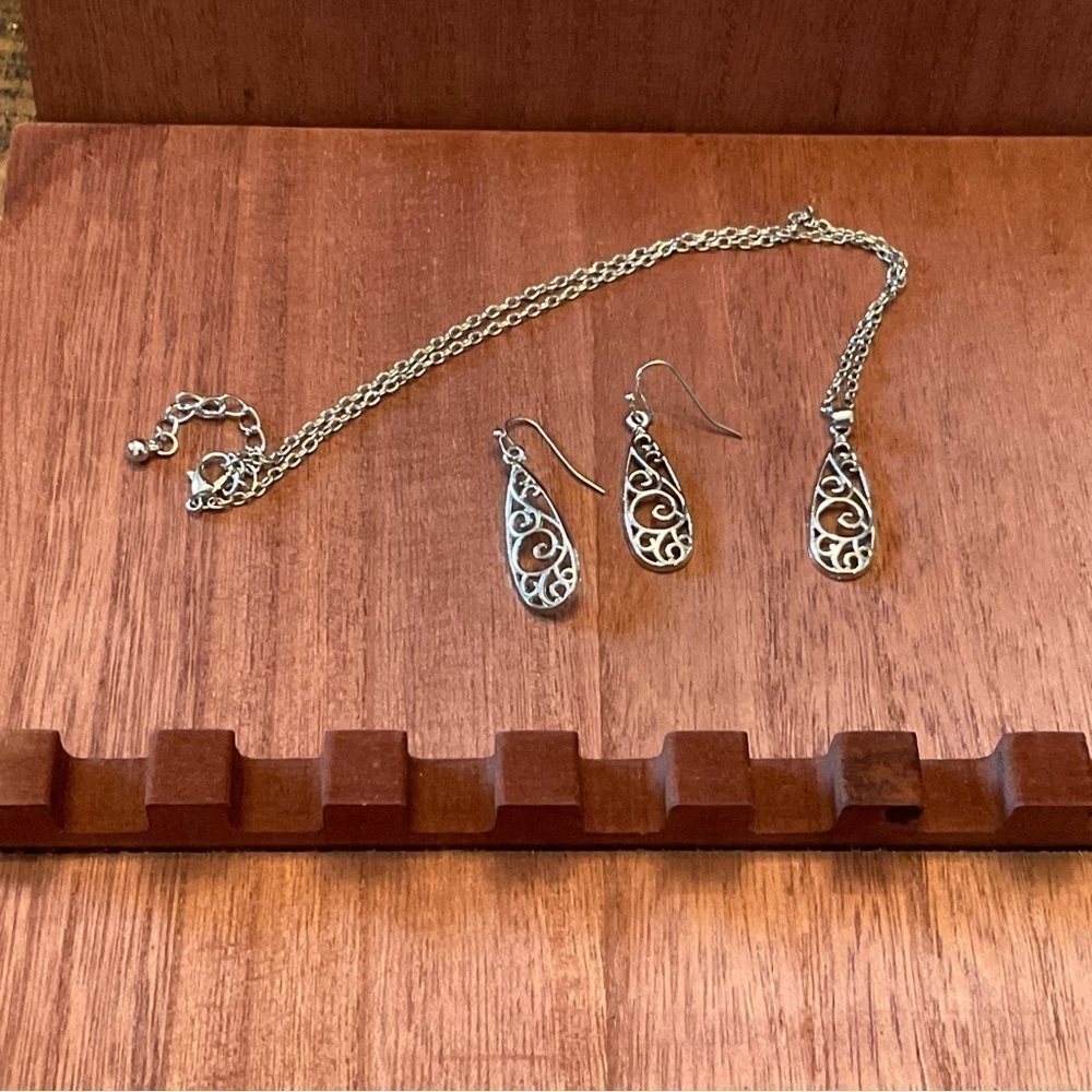 Vintage style Earrings & necklace set, necklace 22” brand new!